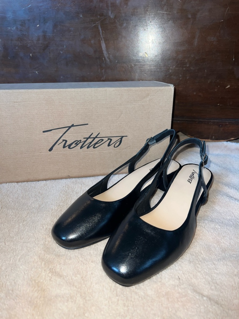 Trotters Women's Black Slingback Square-Toe Flats- Dottie